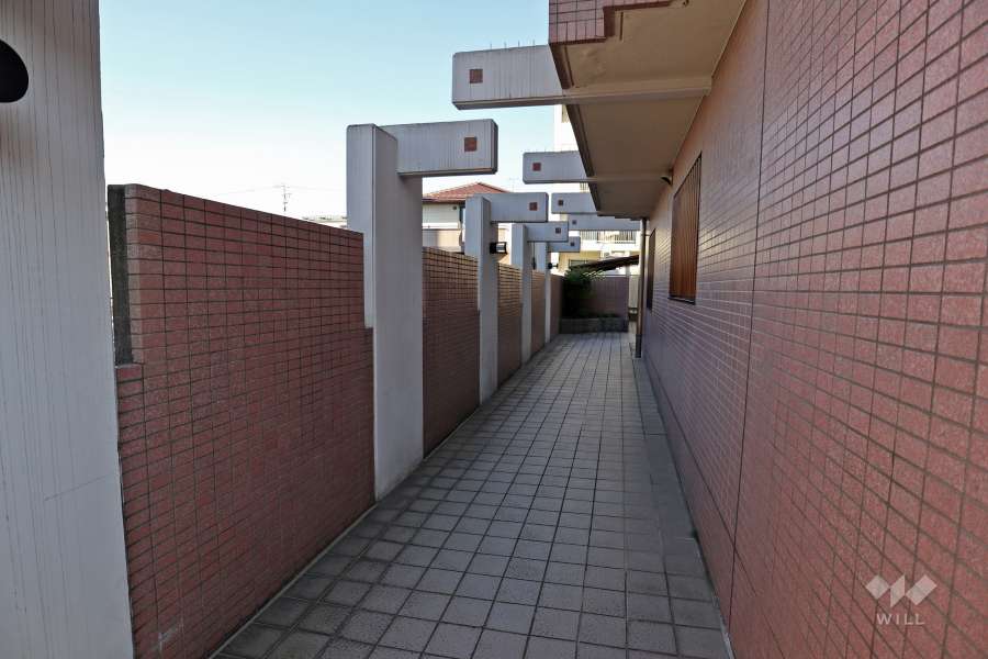 タイル張りのアプローチ