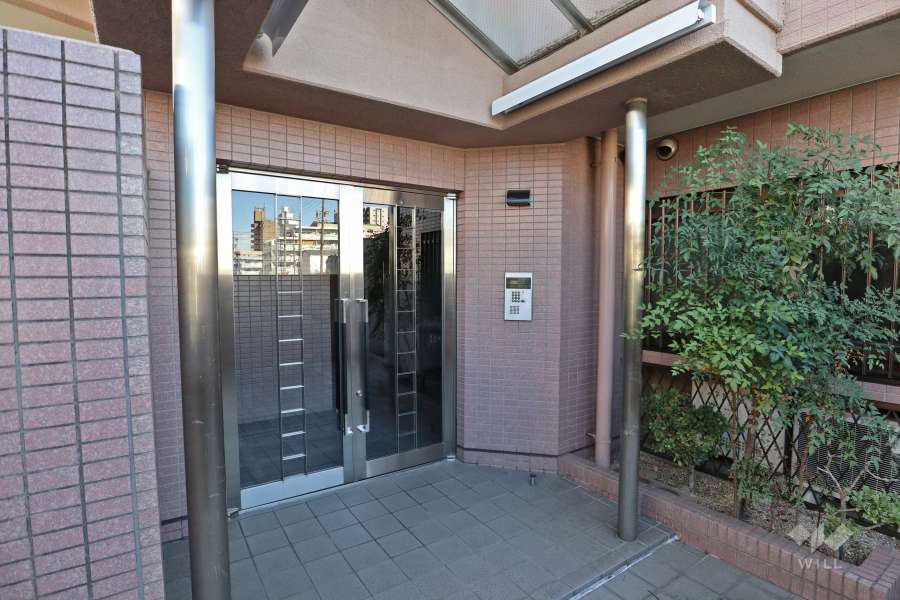 エントランスはオートロック付きです。