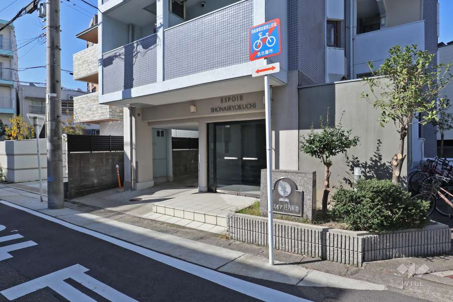 エントランス前の外観