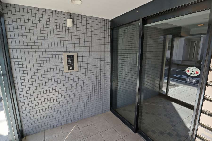 エントランスはオートロック付きです。