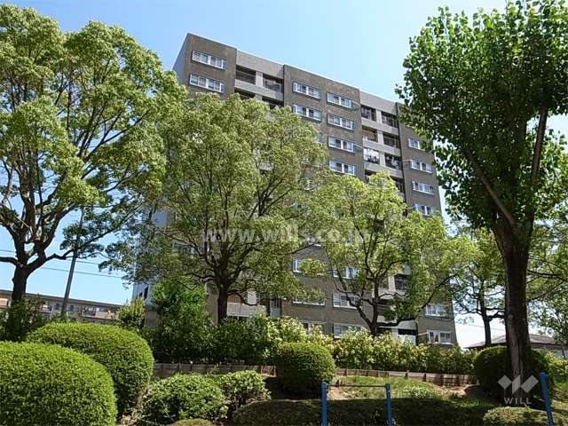 府公社千里津雲台団地A-22棟の外観(南西側から)