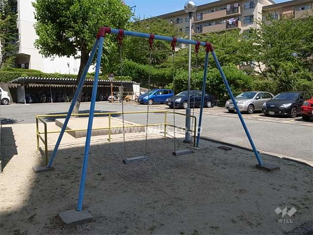敷地内に小さな公園があります。