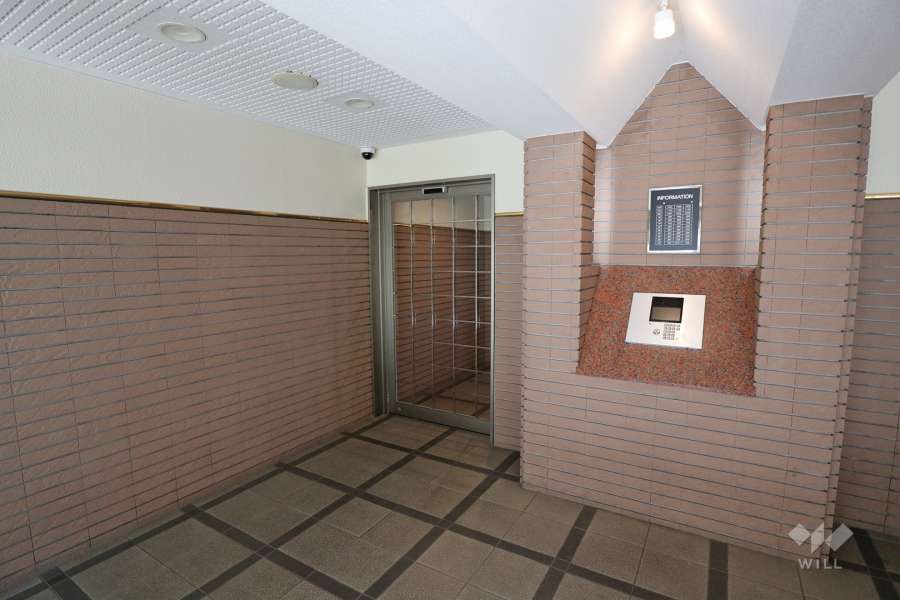 エントランスはオートロック付きです。