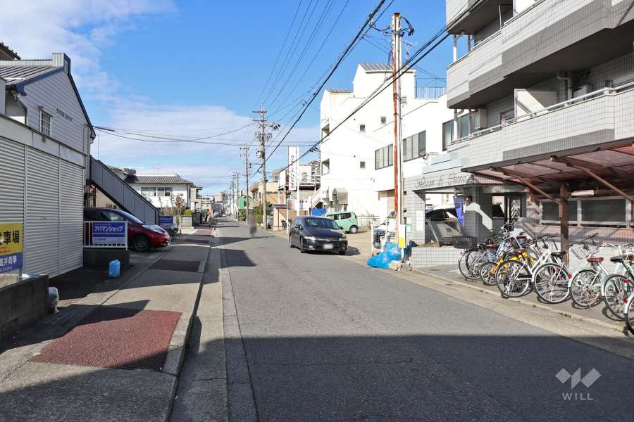 敷地南側の前面道路（東側から）