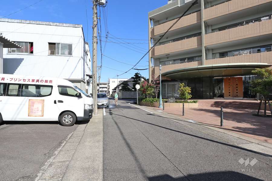 敷地西側の前面道路