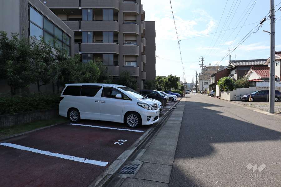 敷地西側の前面道路