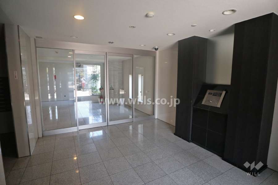 エントランスはオートロック付きです。