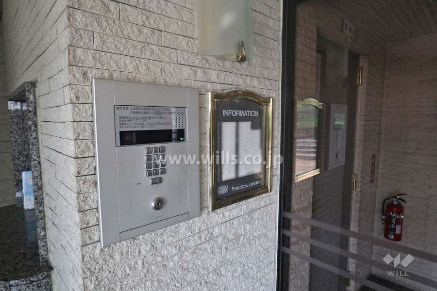 オートロックと案内板