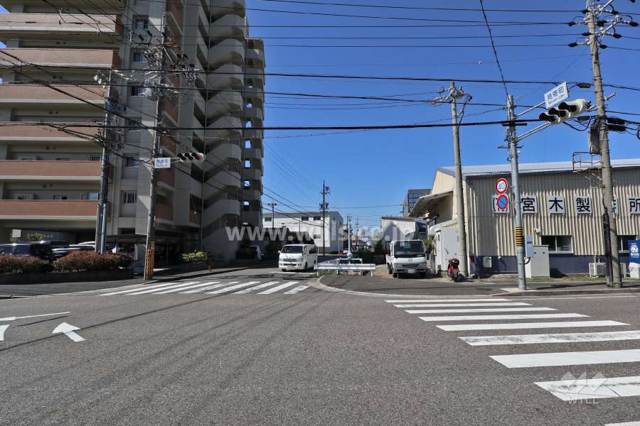 敷地北側の前面道路（東側から）