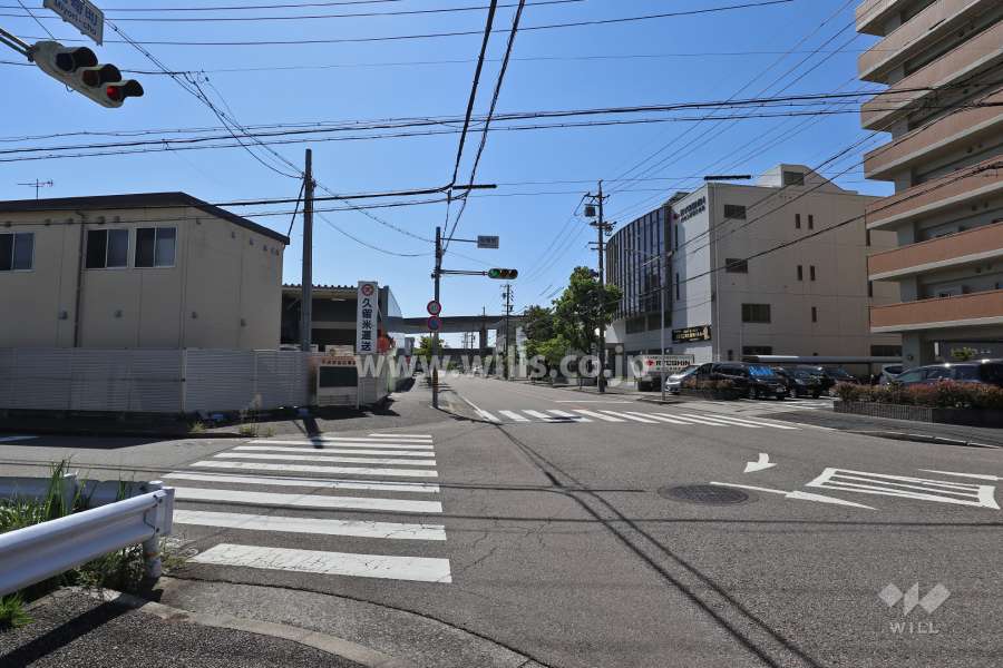 敷地東側の前面道路（北側から）