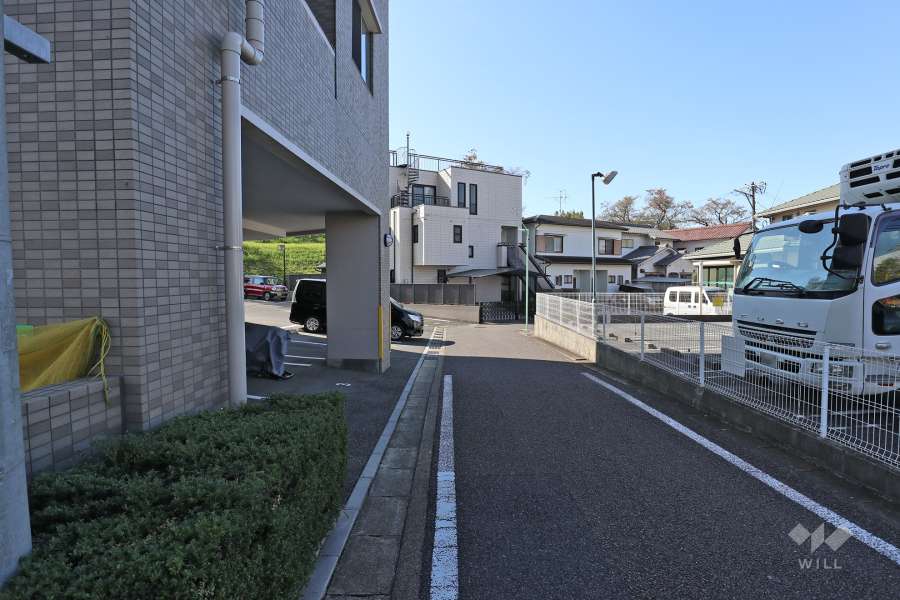 敷地西側の前面道路