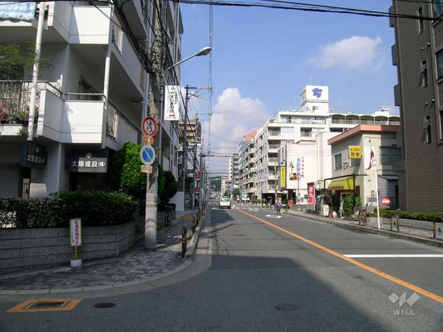 敷地東側の二車線の通り