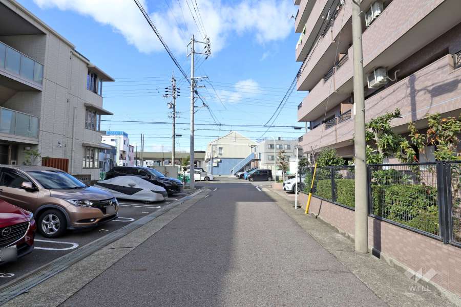 敷地北側の前面道路（東側から）