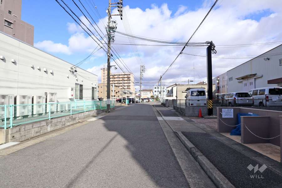 敷地西側の前面道路（南側から）