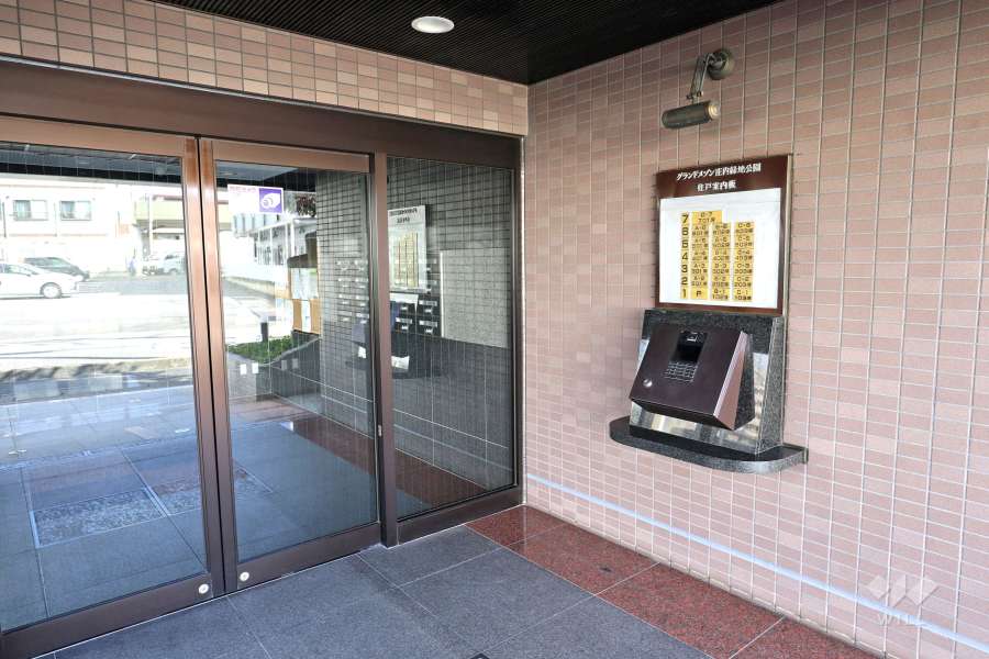 エントランスはオートロック付きです。