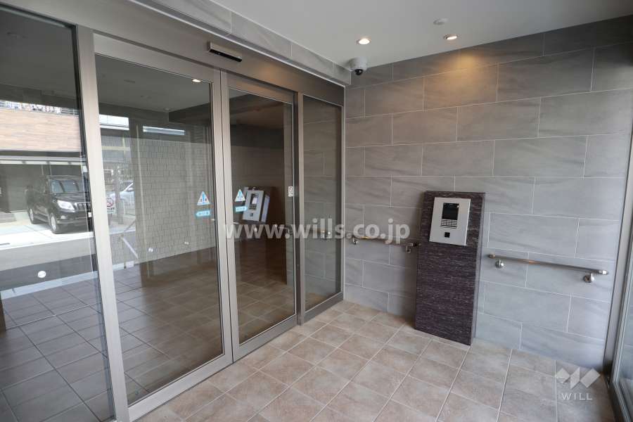 エントランスはオートロック付きです。