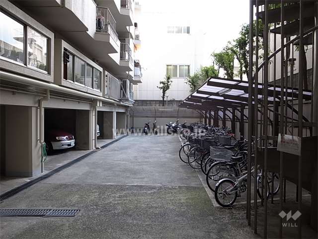 敷地内駐車場と駐輪場