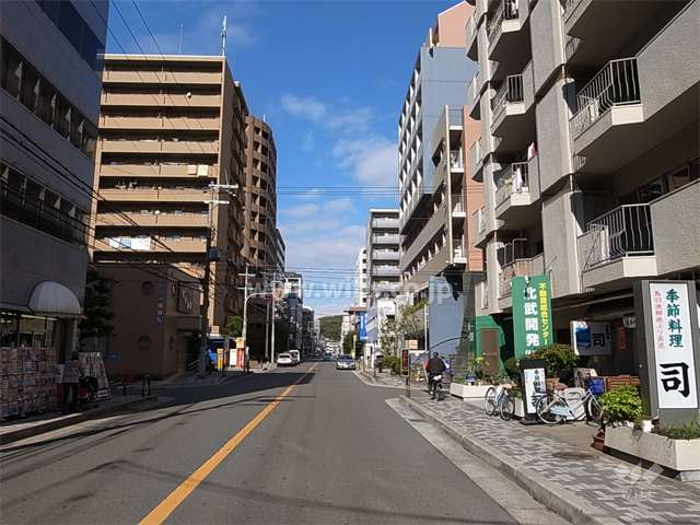 敷地西側の通り。周辺には住宅の他、店舗や事務所も多く建ち並んでいます。