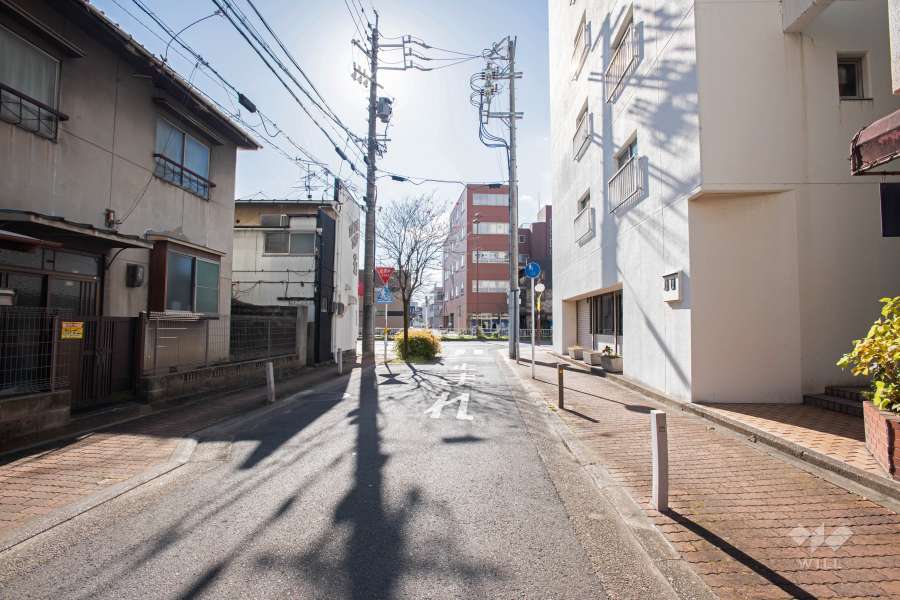 敷地東側の前面道路（北側から）