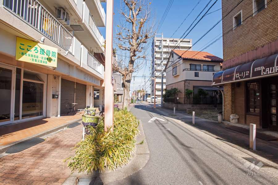 敷地東側の前面道路（南側から）