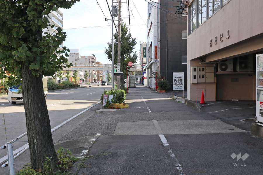敷地北側は片側三車線の幹線道路が通っています。