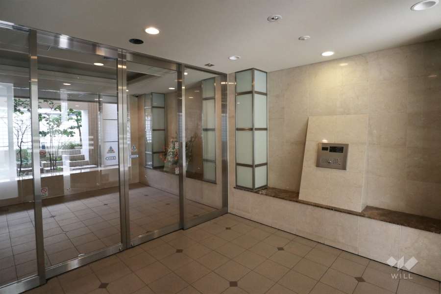 エントランスはオートロック付きです。