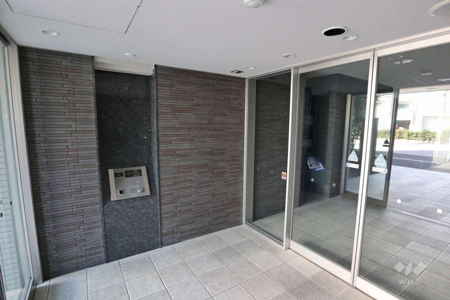 エントランスはオートロック付きです。