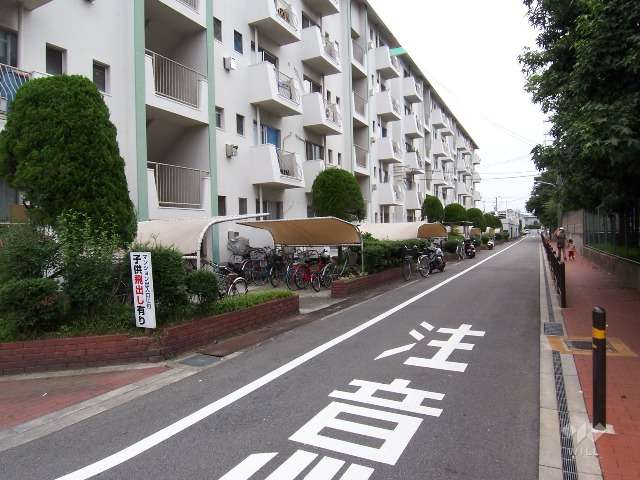 道路を挟んで吹田南小学校と幼稚園があります