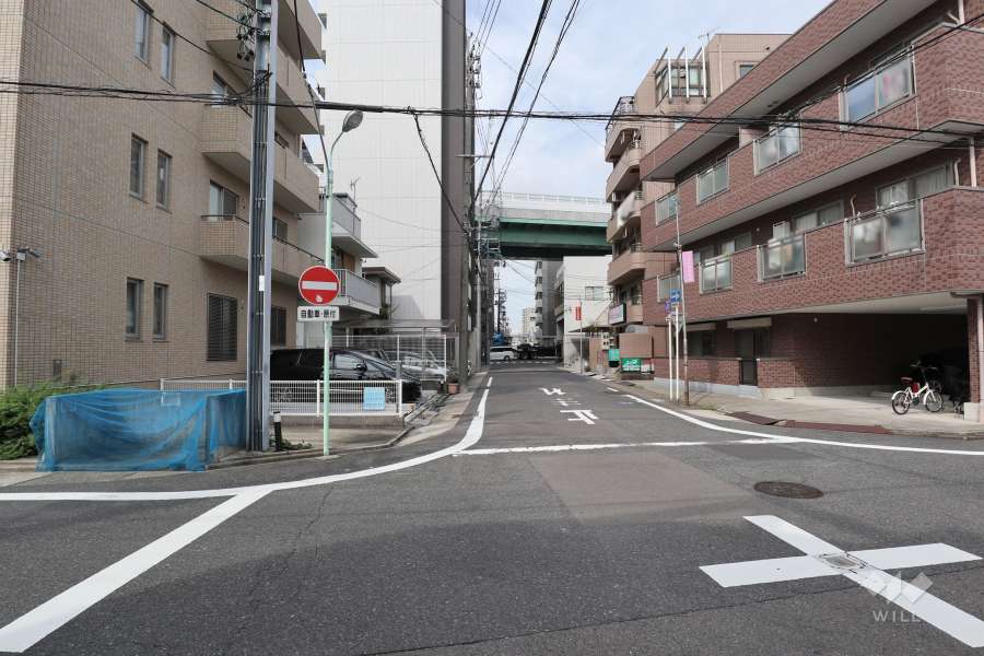 敷地北側の前面道路（東側から）