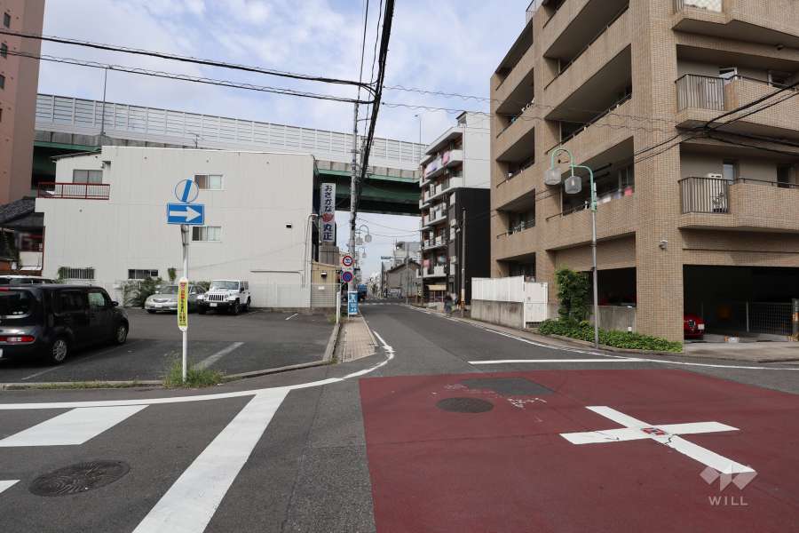 敷地南側の前面道路（東側から）