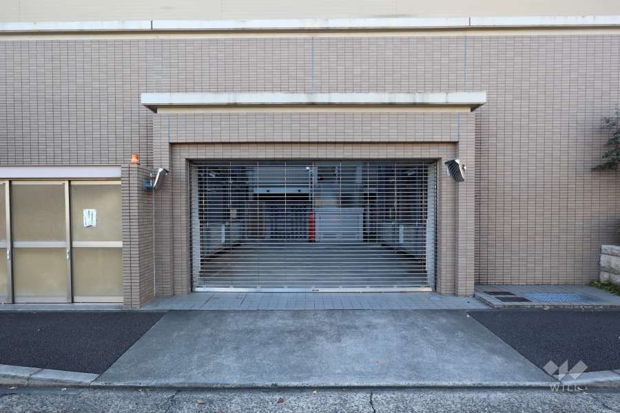 敷地内駐車場（屋内機械式）リングシャッター付きです。