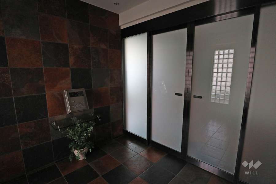 エントランスはオートロック付きです。