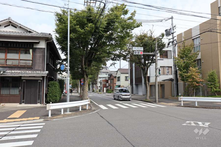 敷地西側の前面道路