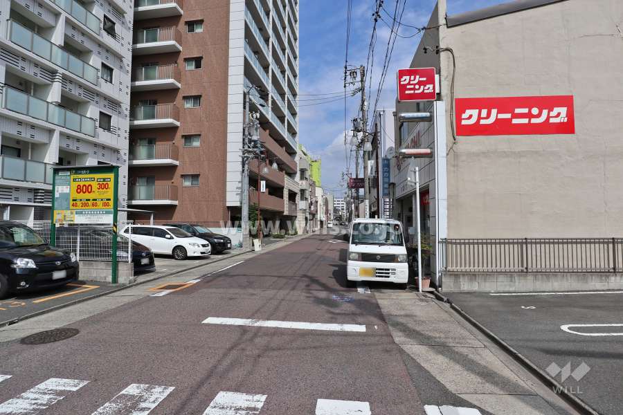 敷地東側の前面道路(南側から)