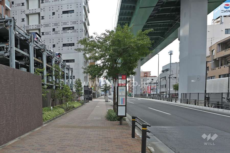 敷地西側は高速道路に面しています。
