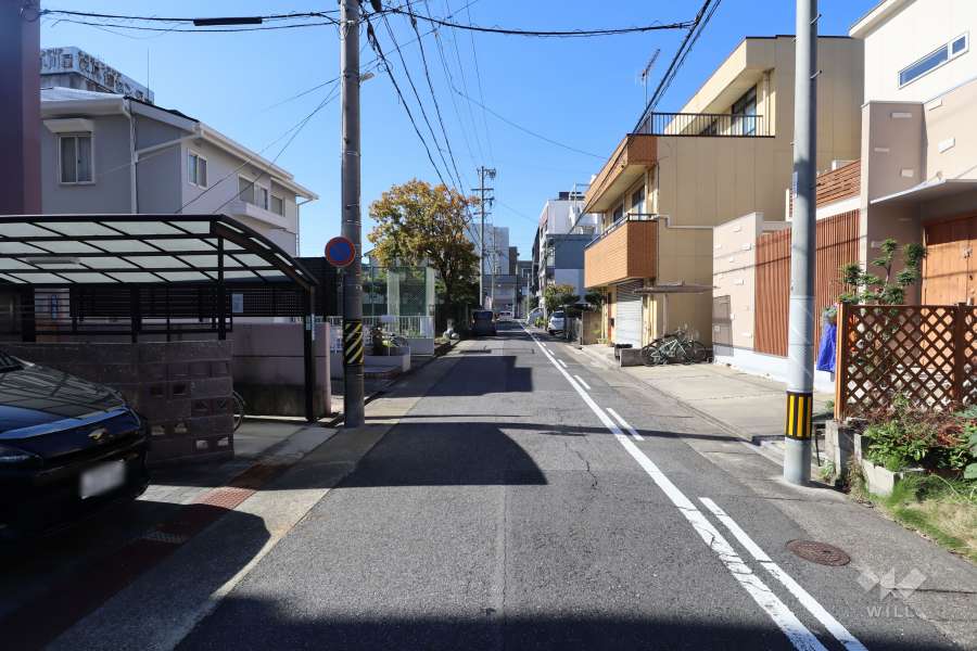 敷地北側の前面道路（東側から）