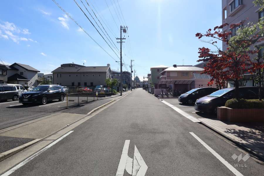 敷地東側の前面道路（北側から）