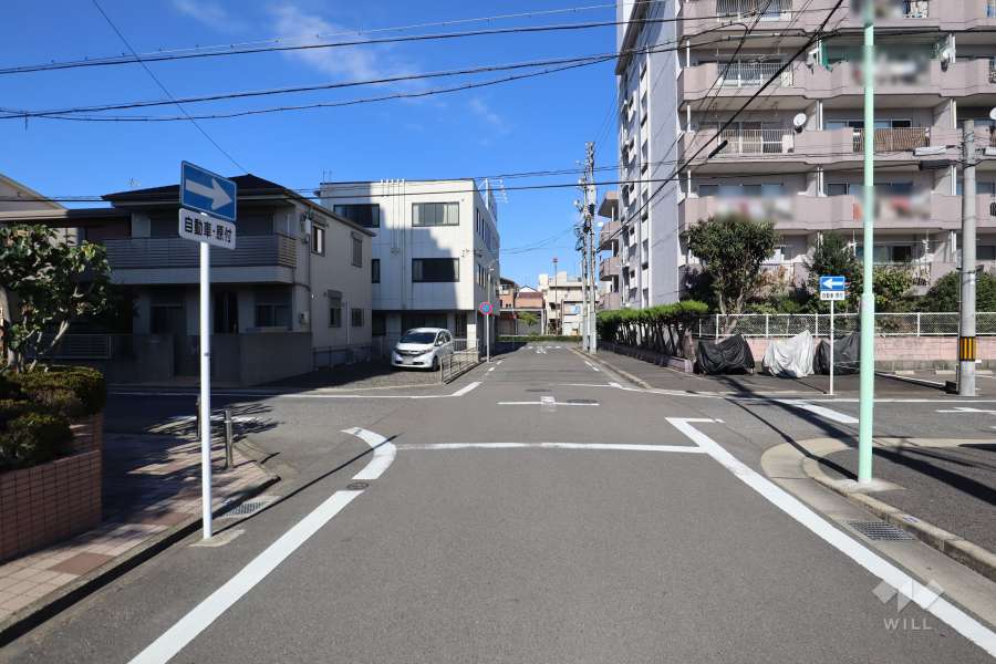 敷地東側の前面道路（南側から）