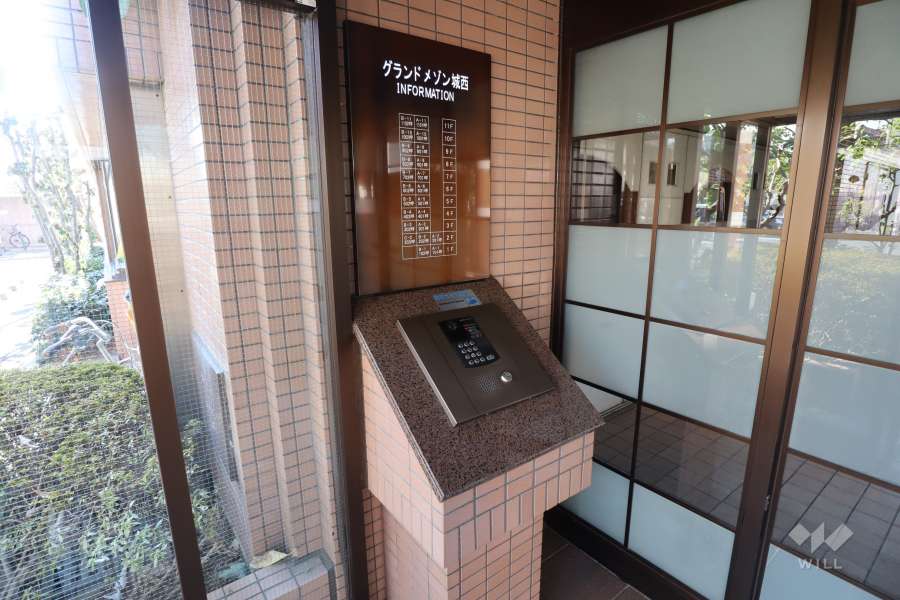 エントランスはオートロック付きです。