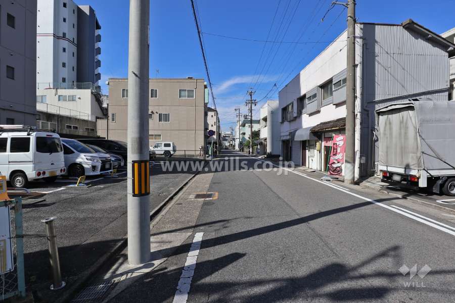 敷地北側の前面道路(東側から)