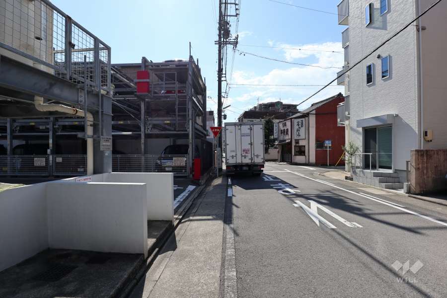 敷地西側の前面道路（北側から）