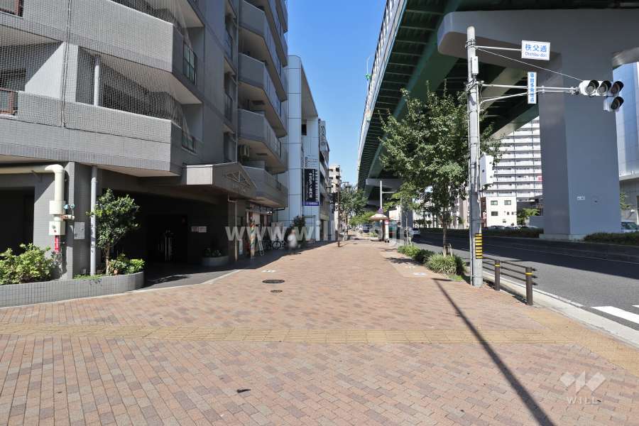 敷地東側は名古屋高速6号清須線に面しています。