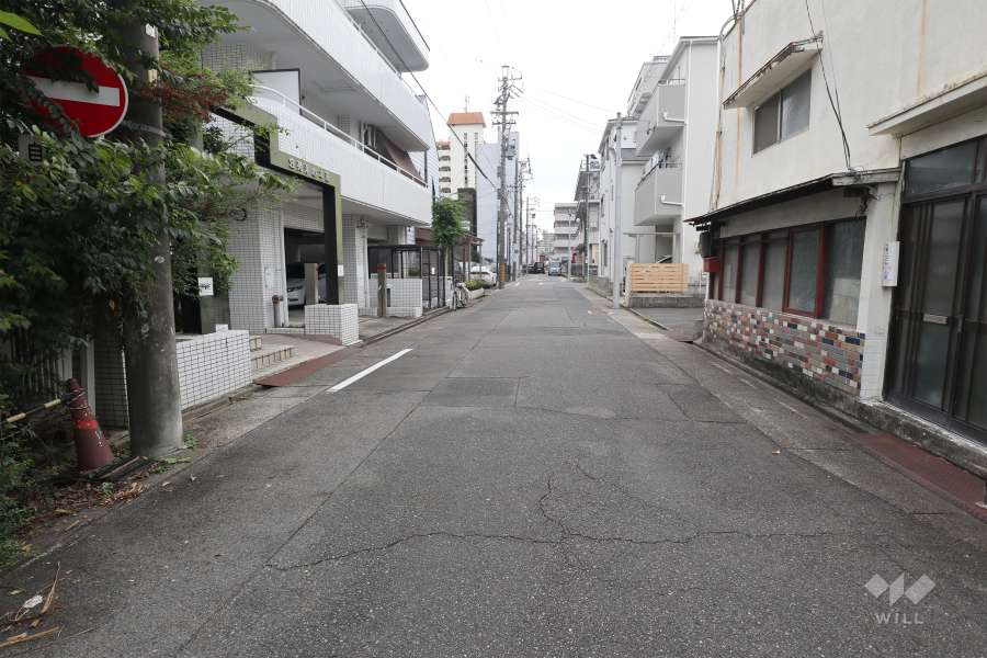 敷地西側の前面道路