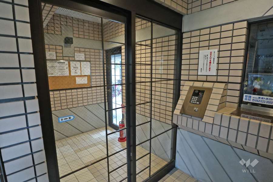 エントランスはオートロック付きです。