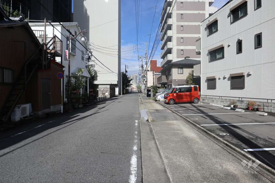 敷地北側の前面道路（東側から）
