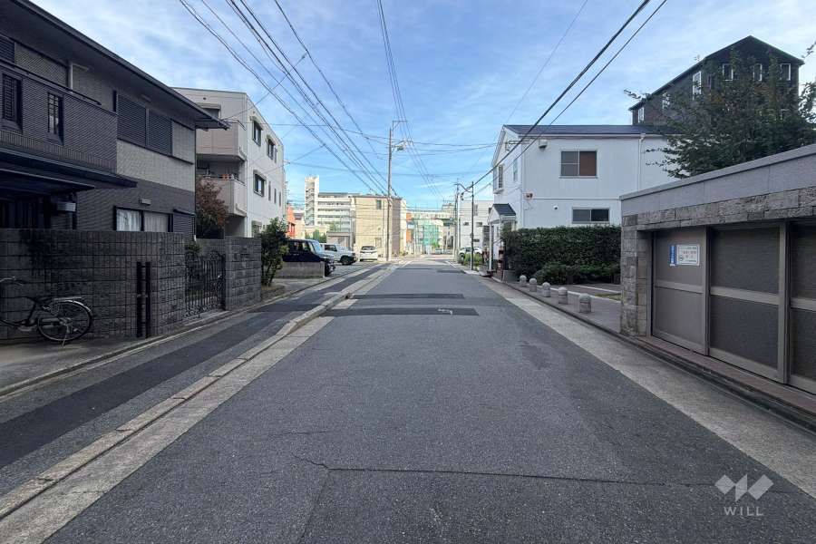 敷地北側の前面道路(西側から)