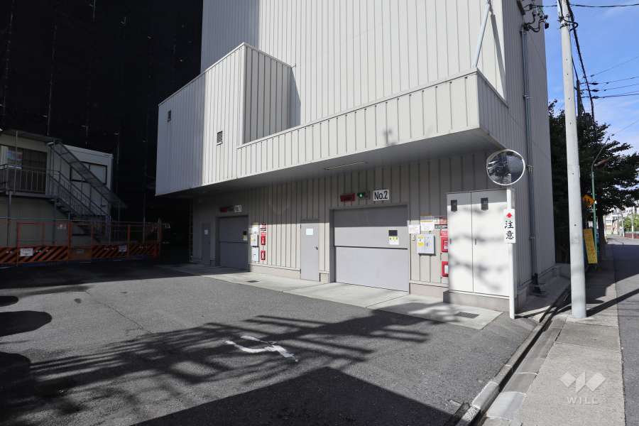 駐車場出入り口・敷地内駐車場（タワー式立体）