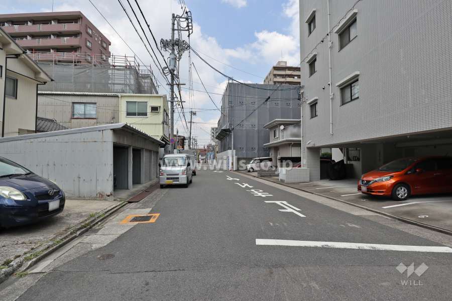敷地西側の前面道路（南側から）
