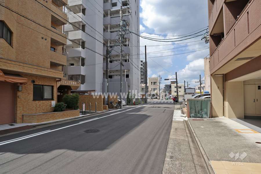 敷地北側の前面道路（東側から）