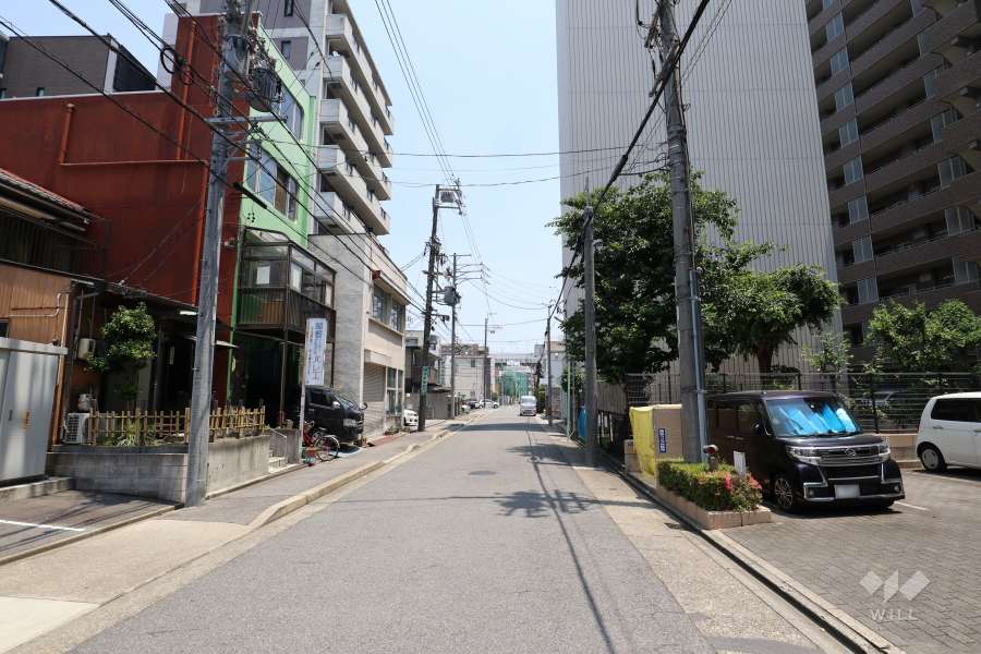 敷地北側の前面道路（西側から）